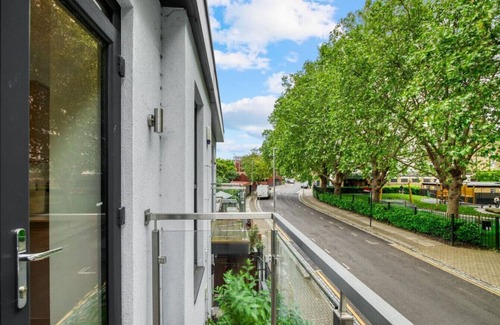Southfields House | Inviting 2BD House with Balcony & Spa Amenities