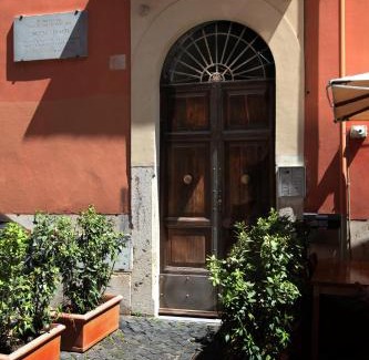 Trastevere Apartment | Discover Unique Trastevere: 4-Star Comfort with Hot Tub