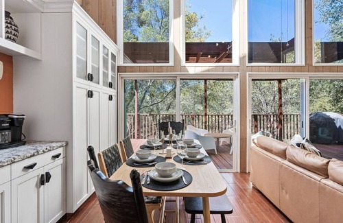Three Rivers Cabin | Unique Treehouse Cabin Near Sequoia National Park - 10/10 Rated