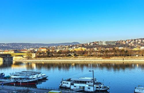 Ujlipotvaros Apartment | Scenic Views of Danube and Buda Hills Near Margaret Island