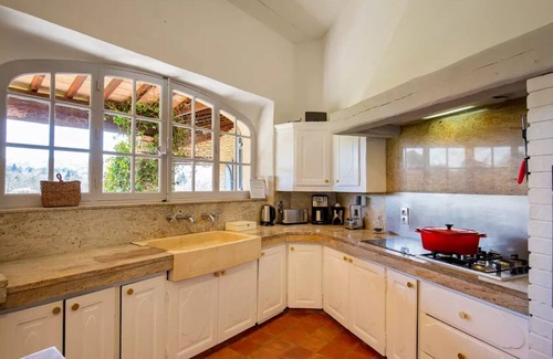 Bonnieux Other | Indulge in Unique Views at Provencal High Standing Mas