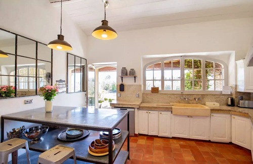 Bonnieux Other | Indulge in Unique Views at Provencal High Standing Mas