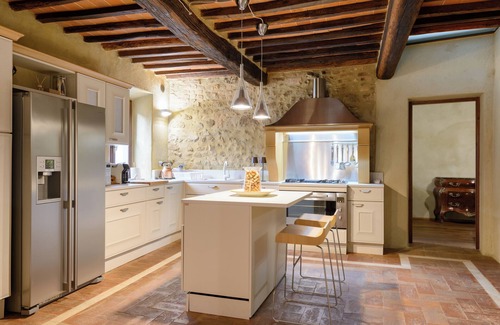Montalcino Apartment | Indulge in Unique Views and Spa Amenities in Montalcino