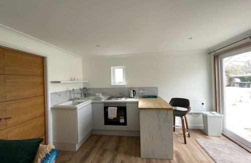 Sompting Villa | Inviting Villa with Pool, Garden & Parking for Memorable Stays