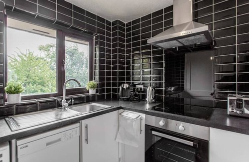 Redbridge Apartment | Vintage-Inspired Apartment with Breakfast and Family Amenities