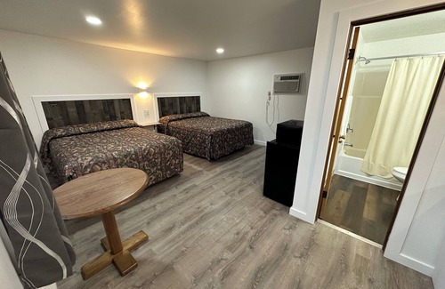 Lake Delton Hotel | Vintage Charm: Updated Hotel with Pool & Spa Amenities
