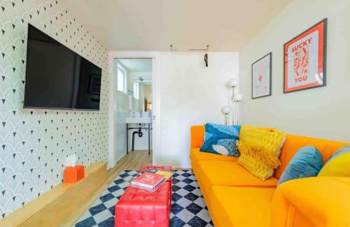 Central East Austin Apartment | Unique Vintage Vibes - Cozy Tiny Home close to UT