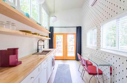 Central East Austin Apartment | Unique Vintage Vibes - Cozy Tiny Home close to UT
