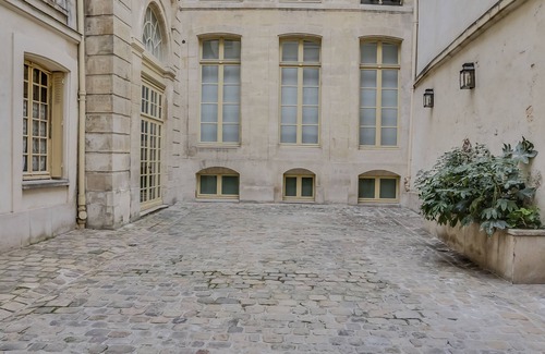 Quartier Sainte-Avoye Apartment | Stylish Unit 007 Marais Pompidou: Guest Rated 9.8