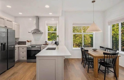 Bellevue House | Modern Executive Home with Kitchen & Child-Friendly Spaces