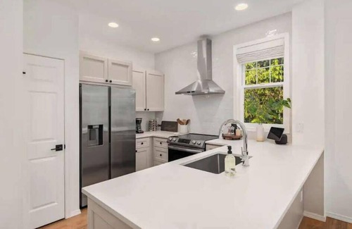 Bellevue House | Modern Executive Home with Kitchen & Child-Friendly Spaces