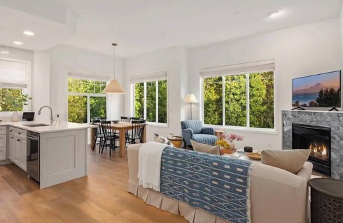 Bellevue House | Modern Executive Home with Kitchen & Child-Friendly Spaces