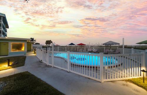 Cocoa Beach Apartment | Unit 104 - 1br Unit Wheated Pool And Hot Tub