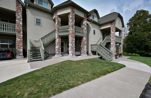 Birchwood Apartment | Cozy 2-Bedroom Condo with Pool and Hot Tub Access