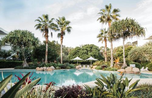 Casuarina Apartment | Beachfront Penthouse with Pool & Hot Tub at Cotton Beach
