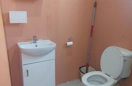 Mmabatho Apartment | Unit 12 Bachelor Apartment self catering complete