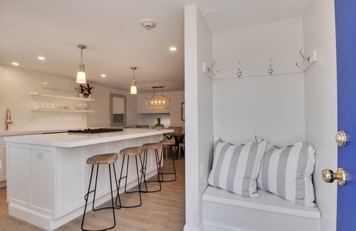 Hyannis Condo | Ideal Unit 143: Poolside Oasis with Oceanfront Views