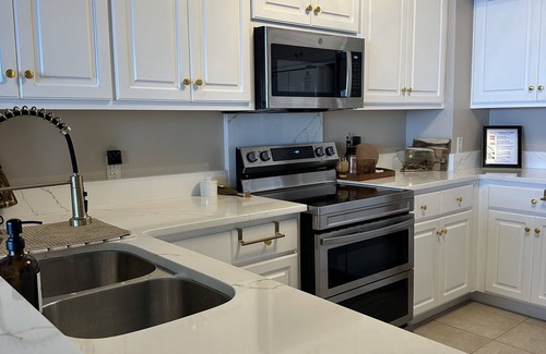 Thomas Drive Condo | Inviting 2 BR Ocean View Condo with Pool in Panama City Beach