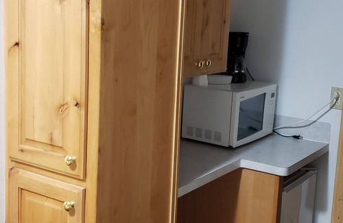 Island Park Hotel | Cozy Unit 21 Hotel Room with Pool & Lake Views near Yellowstone