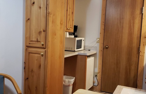 Island Park Hotel | Cozy Unit 21 Hotel Room with Pool & Lake Views near Yellowstone