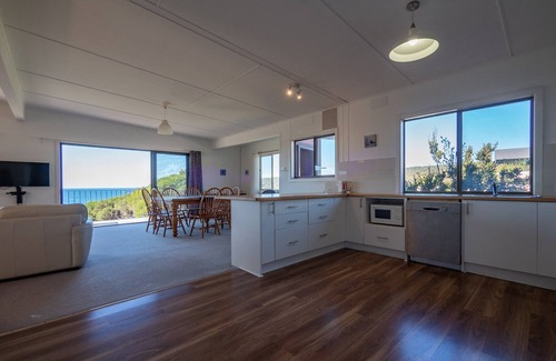 Pambula Beach Apartment | Beachside Units: Pet-Friendly Retreat with Ocean Views