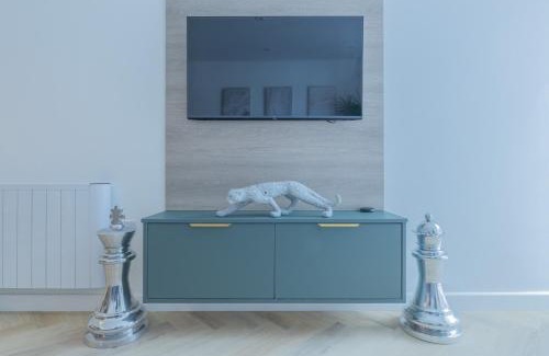 Sheffield Apartment | Unit 3 Classy & Comfy 1-BR Flat, Fast Wi-Fi, Prime Location