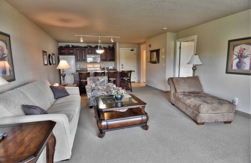 Birchwood Condo | Inviting 1 BD/1 BA Condo with Pool & Breakfast Included