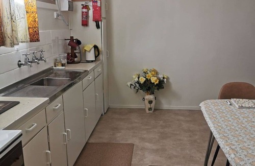Kimba Apartment | Unit 4: Family-Friendly Retreat with Breakfast & Kitchen