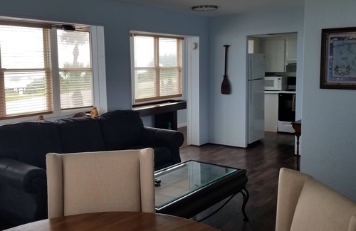 Ocean Grove Terrace House | Beachfront 2Bd Condo in Ormond-By-The-Sea with Deck