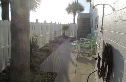 Ocean Grove Terrace House | Beachfront 2Bd Condo in Ormond-By-The-Sea with Deck