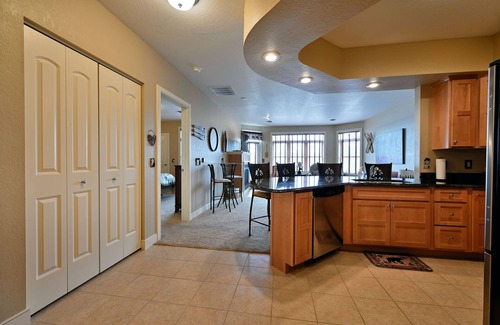 Birchwood Condo | Modern 1 Bedroom Condo with Pool and Spa Amenities
