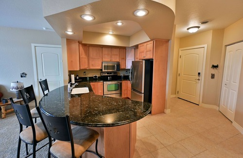 Birchwood Condo | Modern 1 Bedroom Condo with Pool and Spa Amenities