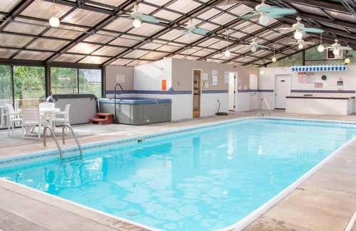 Village of Four Seasons House | Cozy Treetop Villa with Pool - Family Friendly Retreat