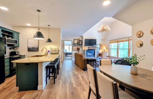 River Run Condo | Modern Village Condo with Vaulted Ceilings and Spa Amenities