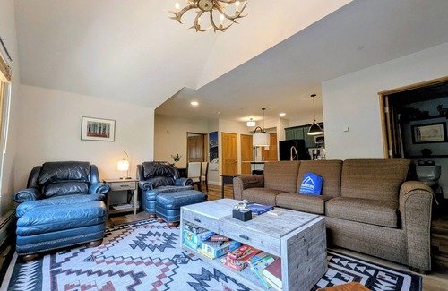River Run Condo | Modern Village Condo with Vaulted Ceilings and Spa Amenities