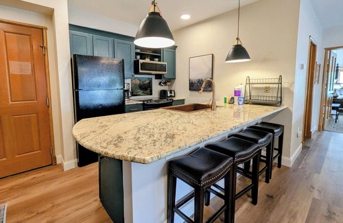 River Run Condo | Modern Village Condo with Vaulted Ceilings and Spa Amenities