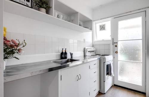 Sydenham House | Relaxing Unit with Spa Bath Near City Attractions