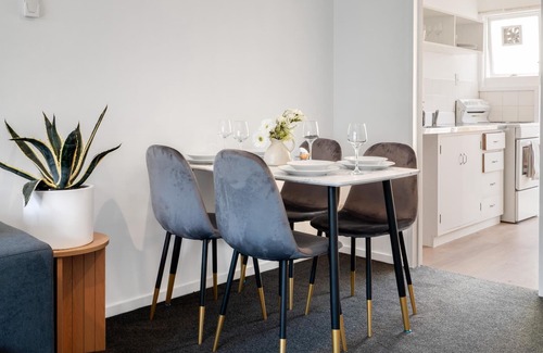 Sydenham House | Relaxing Unit with Spa Bath Near City Attractions