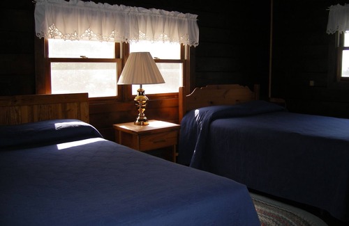 Moose River Cabin | Unity Sky Lodge: Family-Friendly Retreat with Pool & Dining