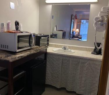 Golconda Cabin | Pet-Friendly Unity Lodge: Family Comfort and Breakfast Included