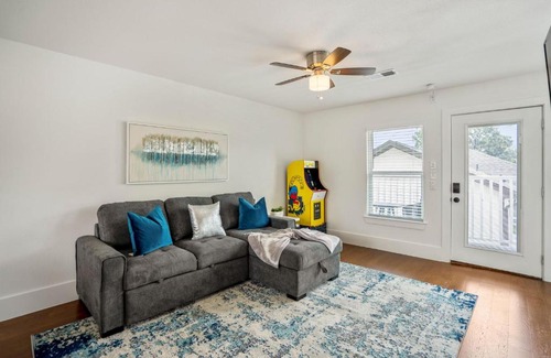 Greater East End Apartment | Family-Friendly Universal Apartment in East Downtown