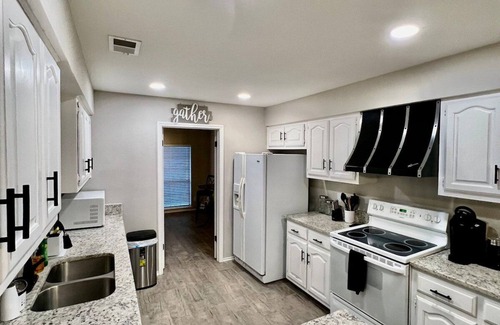 Universal City House | Family-Friendly 4BR Manor with Spa and Hot Tub Amenities
