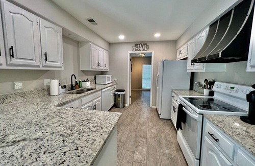 Universal City House | Family-Friendly 4BR Manor with Spa and Hot Tub Amenities