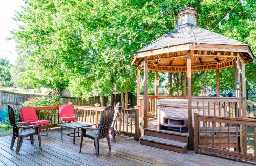 Charlotte House | University Retreat with Hot Tub & Fire Pit - Rated 8.9/10
