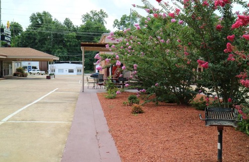 Starkville Hotel | Budget-Friendly University Motel with Family Amenities