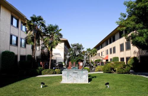 Raisin Hotel | Convenient University Square Hotel: Family & Accessibility Focused