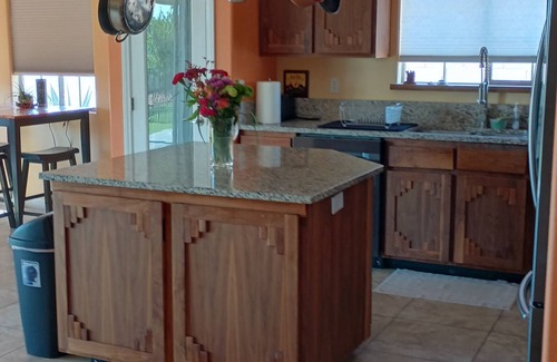 Sunrise Manor House | Discover Unko Kev's Hale Aloha: Pet-Friendly Retreat!