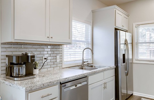 Lincoln House | UNL Retreat Eclectic 5bd 5mins to Downtown