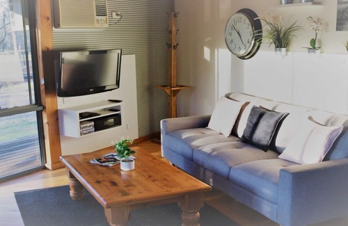 Pokolbin Villa | Discover Unlax @ Hunter Valley: 4-Star Escape with Breakfast