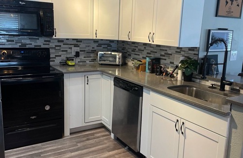 Harbor Oaks Bay Shore House | Family Fun Awaits: Kayaks, Pool Table & More Activities